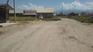 В жилмассиве Ак-Ордо дом стоит прямо посреди дороги, - читатель <i>(фото)</i>