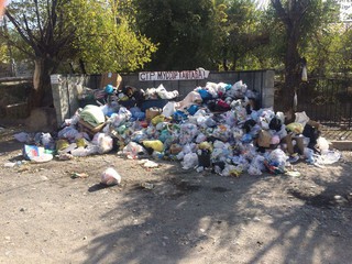 На улицах Карла Маркса и Белорусская мусор в баках переполнен, - читатели (фото) На улицах Карла Маркса и Белорусская мусор в баках переполнен, - читатели (фото)