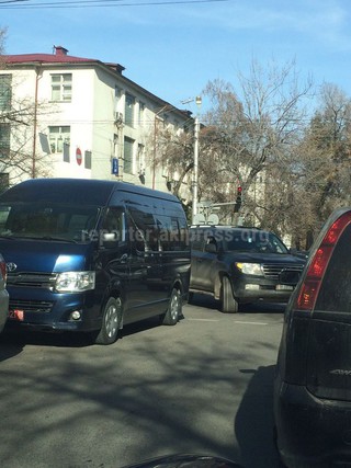 На пересечении улиц Киевская-Тыныстанова припарковалась дипмашина и создала помехи, - автолюбитель <i>(фото)</i>