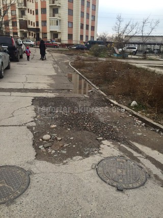 В верхнем Джале стройкомпания не восстановила дорогу по улице Роторная после подведения коммуникационных сетей к объекту, - читатель (фото)