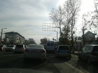 В Оше на пересечении улиц Масалиева-Зайнабетдинова не работал светофор, - читатель (фото)