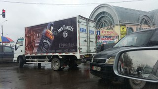 Водитель грузового авто, перегородив прохожую часть, разгружал товар на Ошском рынке, - читатель <b><i>(фото)</i></b>