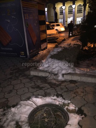 По улице Фрунзе напротив Национального университета им.Ж.Баласагына находятся открытые люки, - читатель (фото)