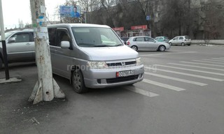 Читатель недоволен, что автолюбители паркуются на «зебрах» (фото)