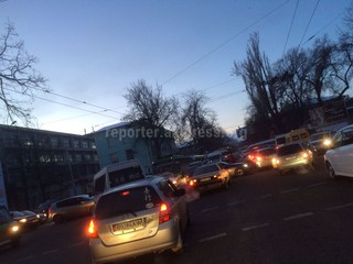 На пересечении улиц Абдрахманова-Жибек Жолу утром не работал светофор, в результате образовалась пробка, - читатель (фото)