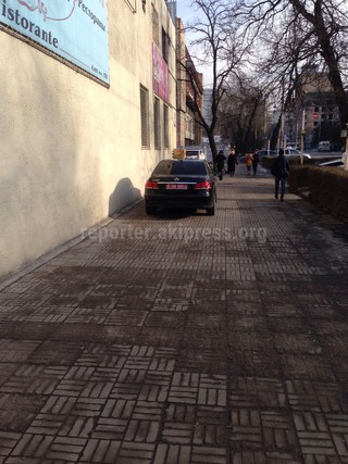 Автомашина с дипномерами припаркована на тротуаре, - читатель <i>(фото)</i>
