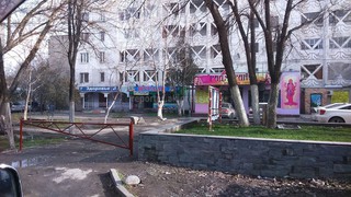 На каком основании учебный центр «Радхарани» по улице Тыныстанова поставил забор и ограничил доступ на общественную территорию для въезда авто? - читатель (фото)