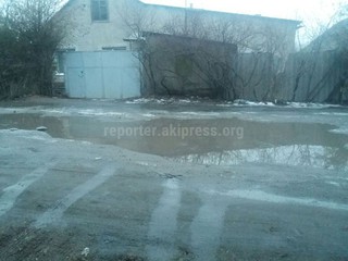 В жилмассиве Красный строитель по улице Адырская образовались ямы, в которых застревают машины, - автолюбитель (фото)