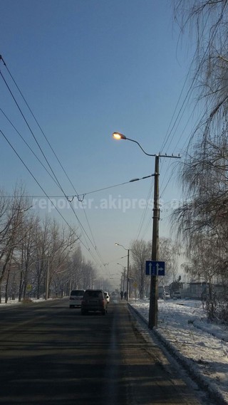 По улице Анкара днем горели фонари ночного освещения, - читатель (фото)