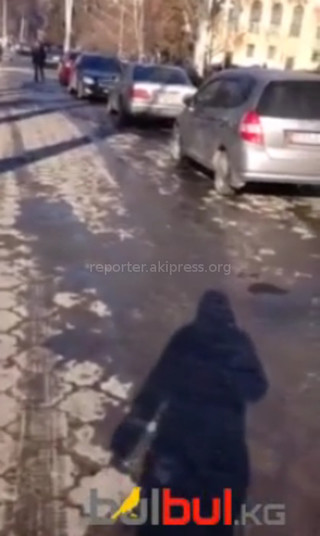 Горожанин возмущен парковкой, которую владельцы авто устроили на тротуаре по ул.Абдрахманова <i>(видео)</i> Горожанин возмущен парковкой, которую владельцы авто устроили на тротуаре по ул.Абдрахманова <i>(видео)</i>