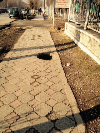 Уже как третий месяц нет крышки колодца тротуара по проспекту Исанова города Ош, - читатель (фото)