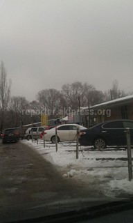 На пересечении улиц Молодая Гвардия-Л.Толстого граждане устроили частные парковки на муниципальной земле, - читатель (фото) На пересечении улиц Молодая Гвардия-Л.Толстого граждане устроили частные парковки на муниципальной земле, - читатель (фото)