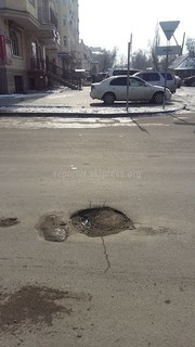 Напротив школы №70 сломанный люк создает неудобства водителям, - читатель (фото) Напротив школы №70 сломанный люк создает неудобства водителям, - читатель (фото)