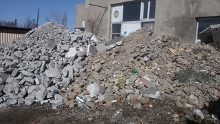 Возле ЦУМ в Караколе уже две недели не убирается мусор (фото)