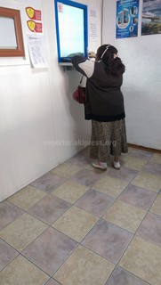 Люди невысокого роста не дотягиваются до окошек в банках, - читатель (фото) Люди невысокого роста не дотягиваются до окошек в банках, - читатель (фото)