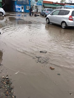 На рынке «Дордой» автодороги находятся в ужасном состоянии <i>(фото)</i>