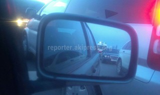 Вчера перекрыли Южную магистраль, образовалась пробка, проехать не могла даже карета скорой помощи, - читатель <i>(фото)</i>