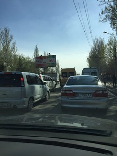 Читатель сообщает о трехкилометровой автомобильной пробке по ул.Шабдан Баатыра
