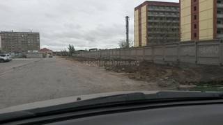 По ул.Роторная в мкр Джал вдоль забора хотят установить металлические гаражи, где проложена теплотрасса, - читатель (фото)