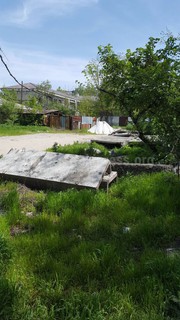 На улице Туголбай-Ата после ремонта дороги второй год не убирают бетонные блоки и не ремонтируют разрушенную дорогу, - читатель (фото)