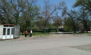 Законно ли установлен торговый павильон на прилегающей территории дома культуры «Чон арык» в жилмасиве Киргизия? - читатель (фото)
