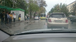 Сотрудники патрульной милиции припарковали свое авто перед остановкой и запрещающим знаком (фото)