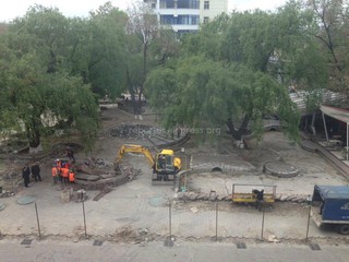 Легендарные фонтаны и ивы около ЦУМа сносят <i>(фото)</i>