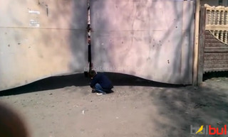 Ученики начальных классов школы-лицея им.Ч.Айтматова села Ново-Павловка перепрыгивают через забор из-за закрытой калитки (видео)