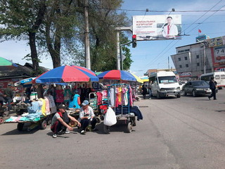 Тележки с товаром на перескрестке Чуй-Кулиева мешают движению пешеходов и авто (фото)