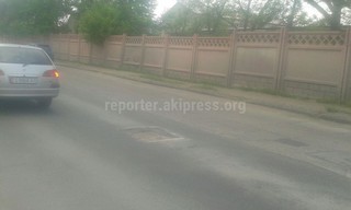 На участке автодороги в селе Чон-Арык образовалась яма (фото)