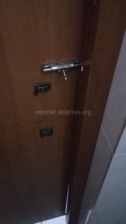 Туалет в ЦОН в здании старого аэропорта общий для всех, не запирается изнутри и не закрывает человека во весь рост, - читатель (фото)