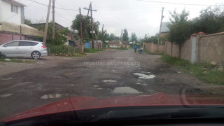 Читатель интересуется, почему после ямочного ремонта на дороге по ул.Иманалиева в селе Орто-Сай появились ямы (фото)