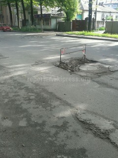 Читатель интересуется, кто будет ремонтировать асфальтное полотно на Логвиненко-Боконбаева <i>(фото)</i>