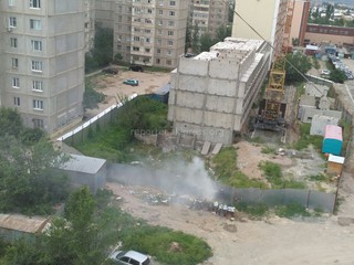 Читатель сообщает, что в мкр Тунгуч сжигают мусор в мусорных баках (фото)