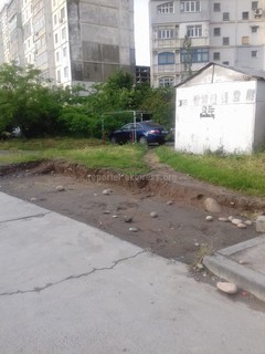 Жители дома №3 12 мкр просят оставить мусорные баки на их прежнем месте (фото, видео)