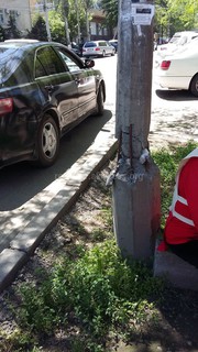 На Исанова-Фрунзе стоит опасный столб (фото)