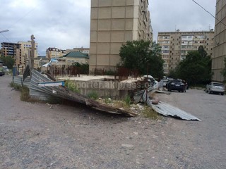 Металлическое ограждение объекта в 12 мкр может быть опасно для человека, - читатель (фото)