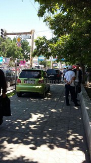 В Жалал-Абаде таксисты заняли тротуары и мешают пешеходам, - читатель (фото)