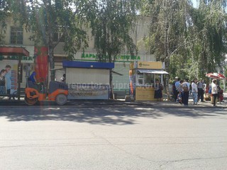 Ремонт остановки на перекрестке Манаса-Боконбаева в дневное время создает неудобства пассажирам и водителям, - читатель (фото)