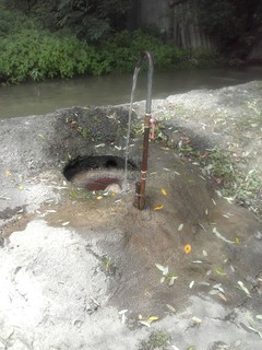 В Оше на ул.Ленина уже год впустую вытекает чистая вода, - читатель (фото)