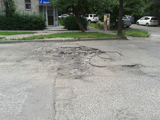 Читатель интересуется, когда отремонтируют улицу Калыка Акиева <i>(фото)</i>