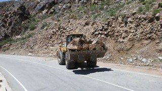 На участке автодороги Бишкек—Нарын—Торугарт, где начало размывать береговую линию, работает спецтехника <i>(фото)</i>