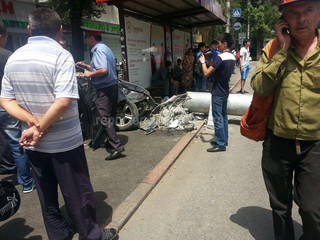Водитель авто совершил наезд на остановку, в результате которого на проезжую часть проспекта Манаса упал столб <i>(фото, видео)</i>
