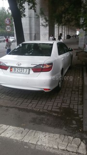 Водитель оставил свою автомашину на тротуаре на пересечении улиц Чуй-Логвиненко (фото)