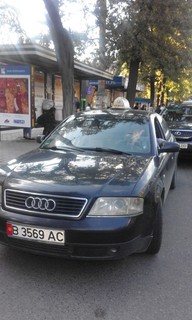 Частный транспорт в вечернее время паркуется на остановке общественного транспорта на Киевская-Абдрахманова (фото)