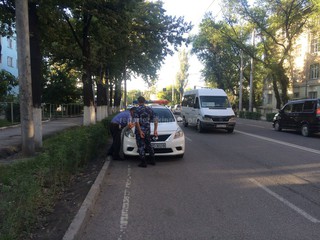 Патрульная милиция, стоящая на проезжей части, мешает водителям, - водитель (фото)