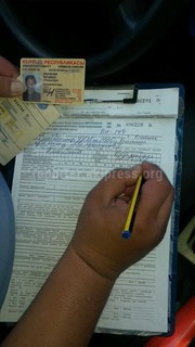 Патрульная милиция Бишкека провела работу с водителями, припарковавшимися на Западном автовокзале, нарушая ПДД