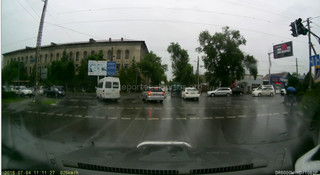 Водитель маршрутного такси №243 выехал на встречную полосу, - читатель <i>(видео)</i>