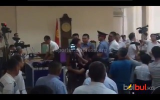 Видео — Инцидент между женщинами на суде по делу Азимжана Аскарова Видео — Инцидент между женщинами на суде по делу Азимжана Аскарова