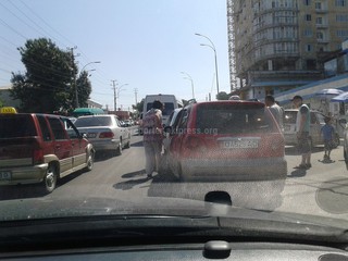 На улице Навои в Оше произошло ДТП, - очевидец <i>(фото)</i> На улице Навои в Оше произошло ДТП, - очевидец <i>(фото)</i>